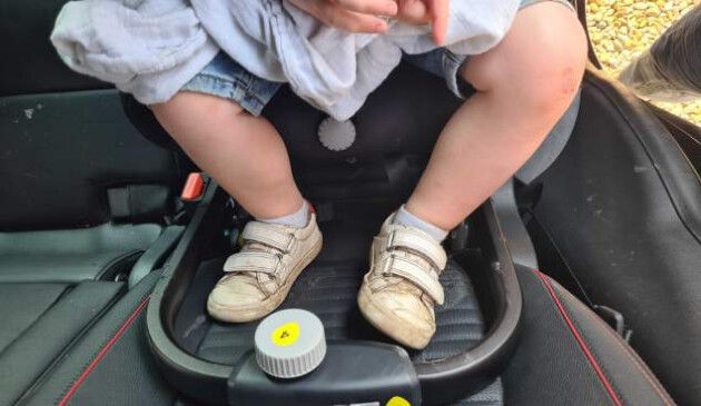 Preschooler legs in Axkid ONE 2