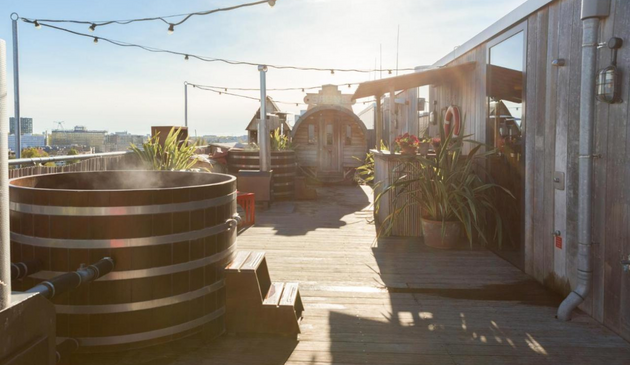 wooden hot tubs on the roof at Volk's hotel, amsterdam