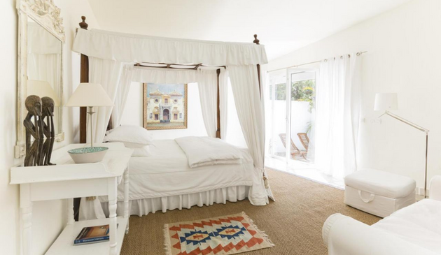 a four poster bed in a hotel room