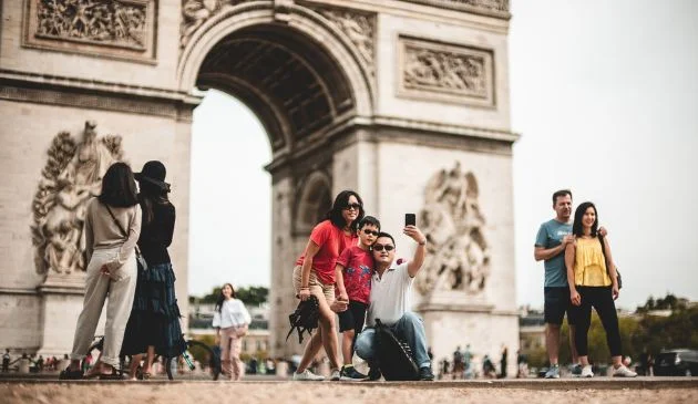 Family standing in front of the Arc de Triomphe