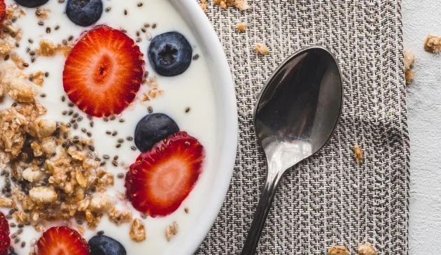 Yoghurt topped with berries and granola