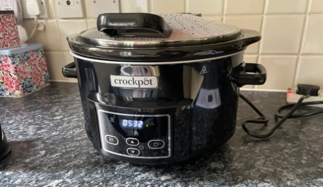 Crockpot Lift and Serve Digital Slow Cooker with Hinged Lid and Programmable Countdown Timer