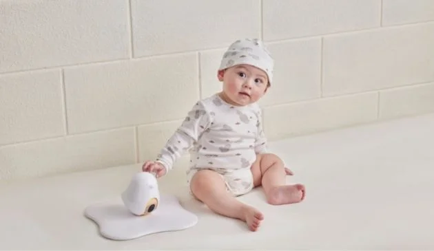 Baby playing with Cubo