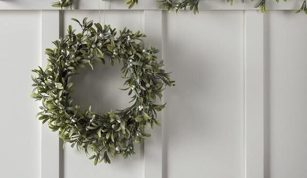 Mistletoe wreath