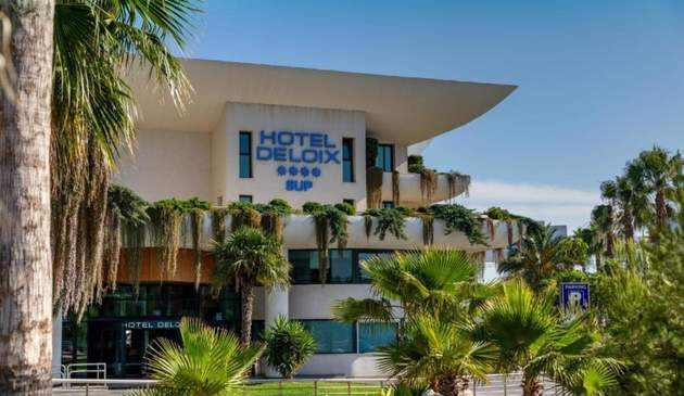 Pictures of the hotel front of Hotel Deloix.