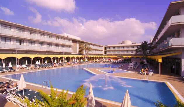 Picture of Hotel Mediterraneo including the pool and sun loungers.