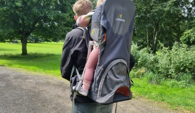 Man carrying toddler in Littlelife Cross Country S4 carrier