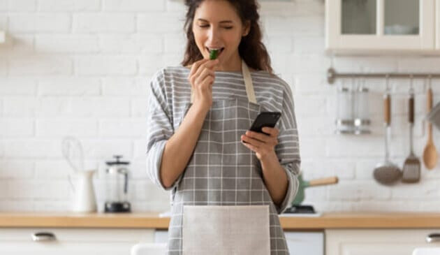 woman eating vegetable