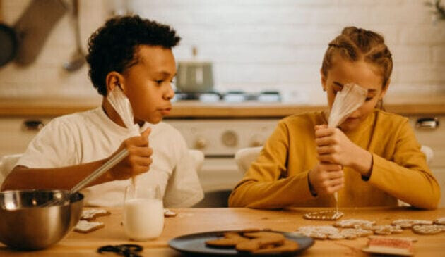 children piping icing