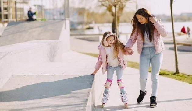 Rollerskate holding image