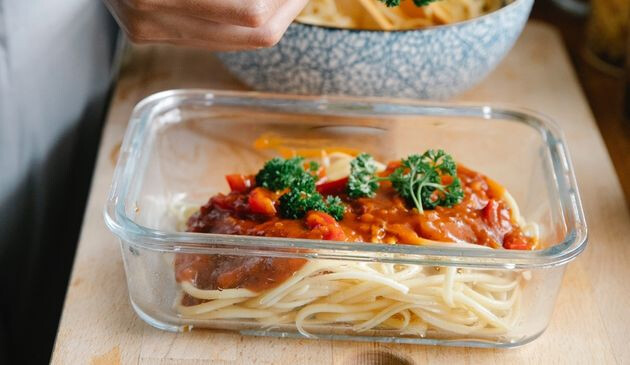 Spaghetti bolognese in container