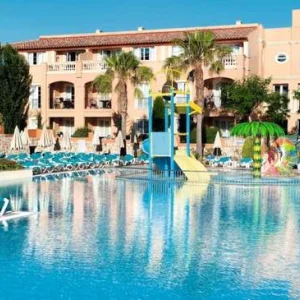 The pool at the TUI BLUE Grupotel Turquesa Mar in Menorca