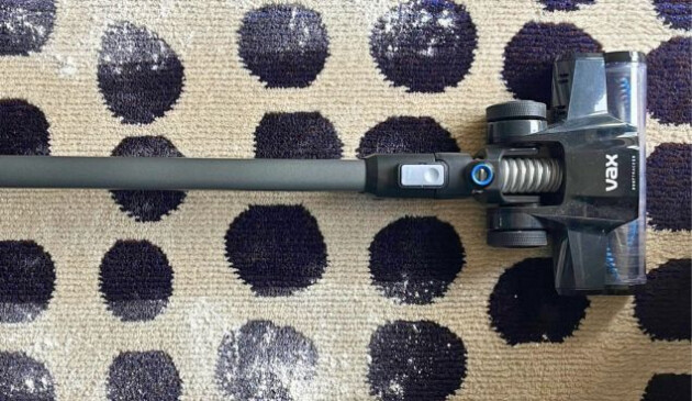 Vax Blade 4 vacuum cleaning carpet