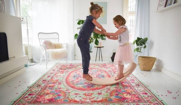 two children on wobbel board starter